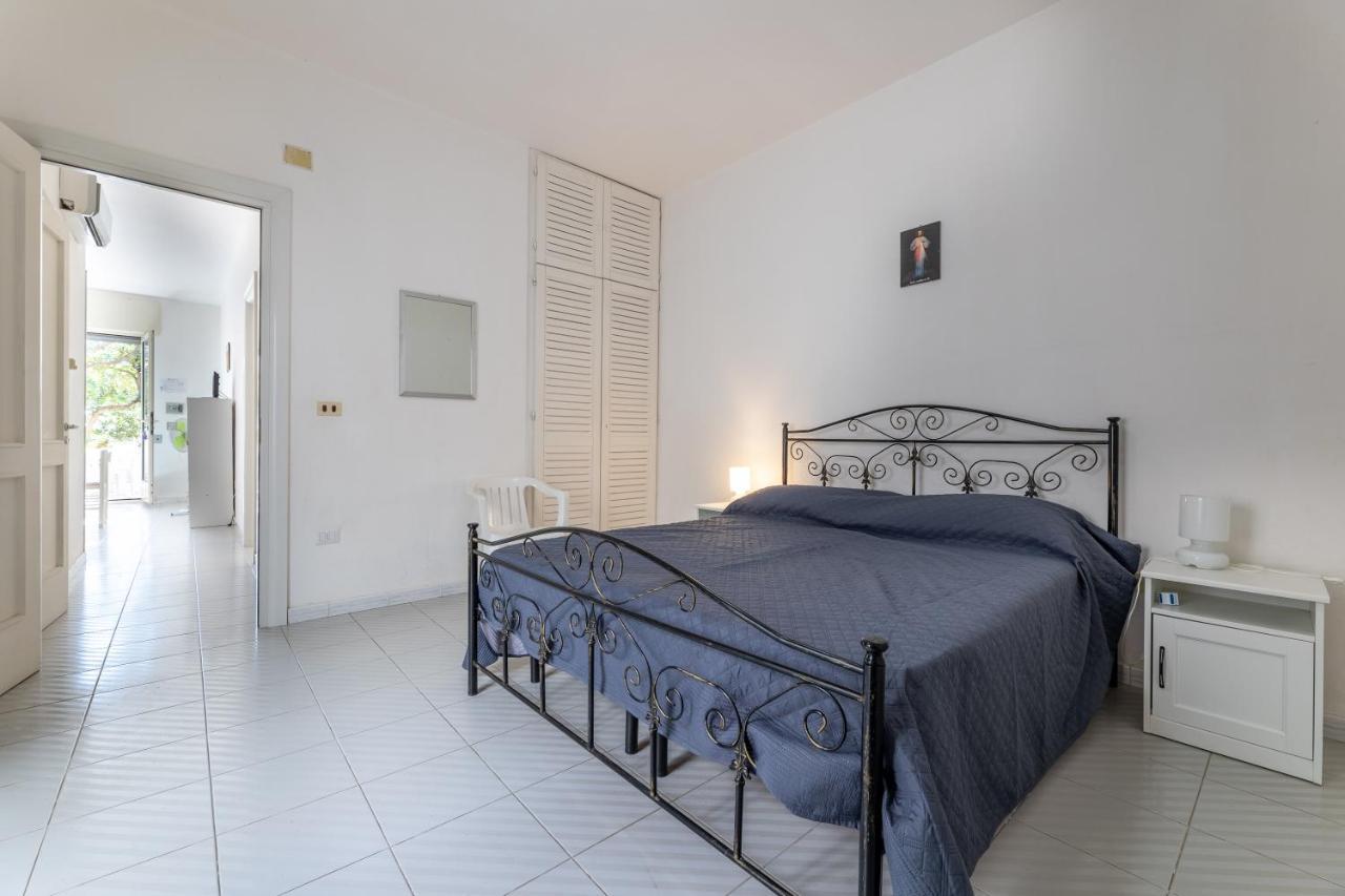 Residence Caletta Марина ди Манкаверза Екстериор снимка